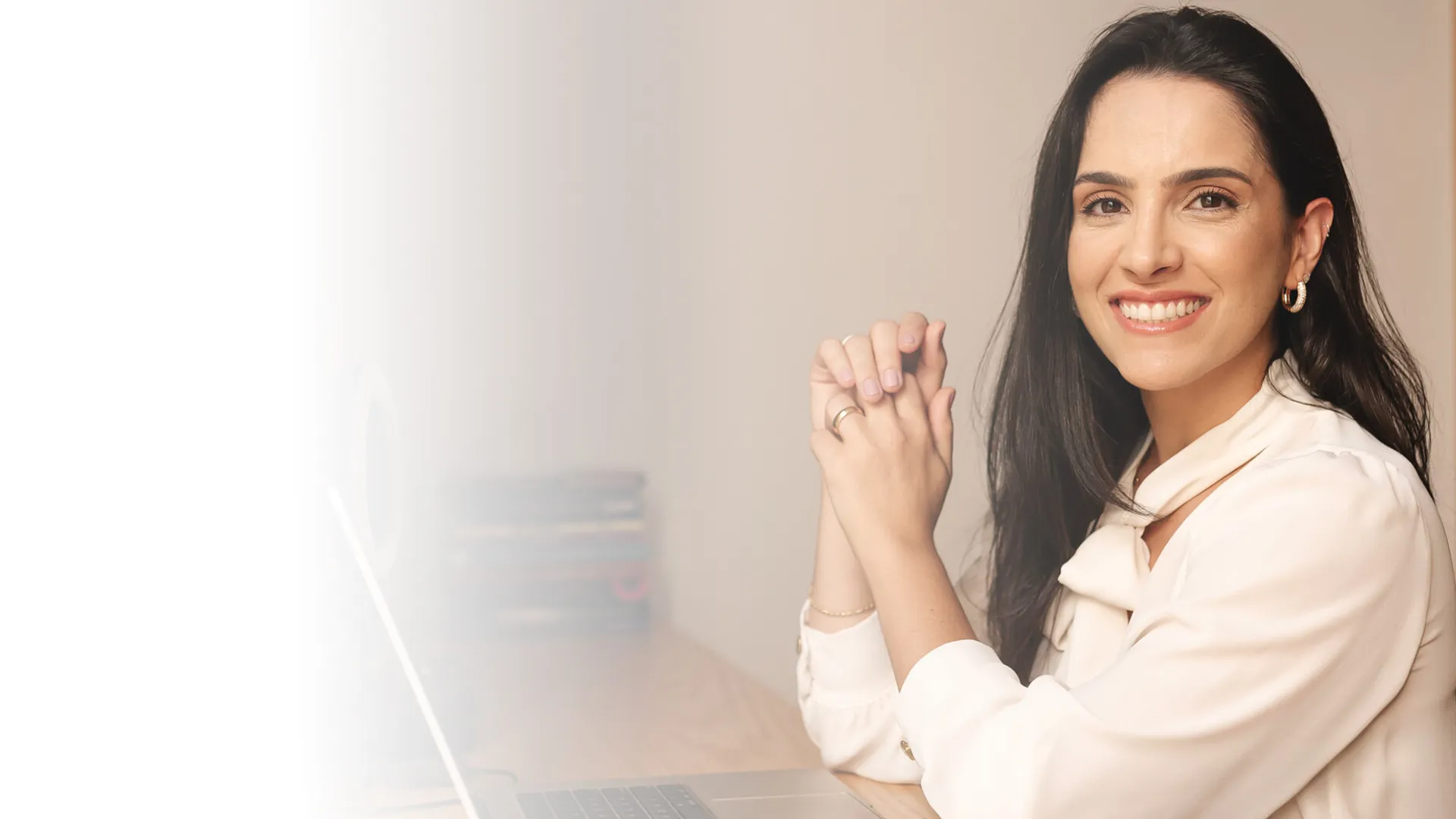 Dra. Nadine Ziegler sorrindo em seu consultório em Porto Alegre